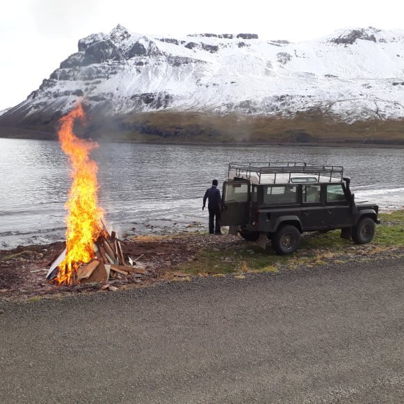 Brenna í fjörunni í Norðurfirði