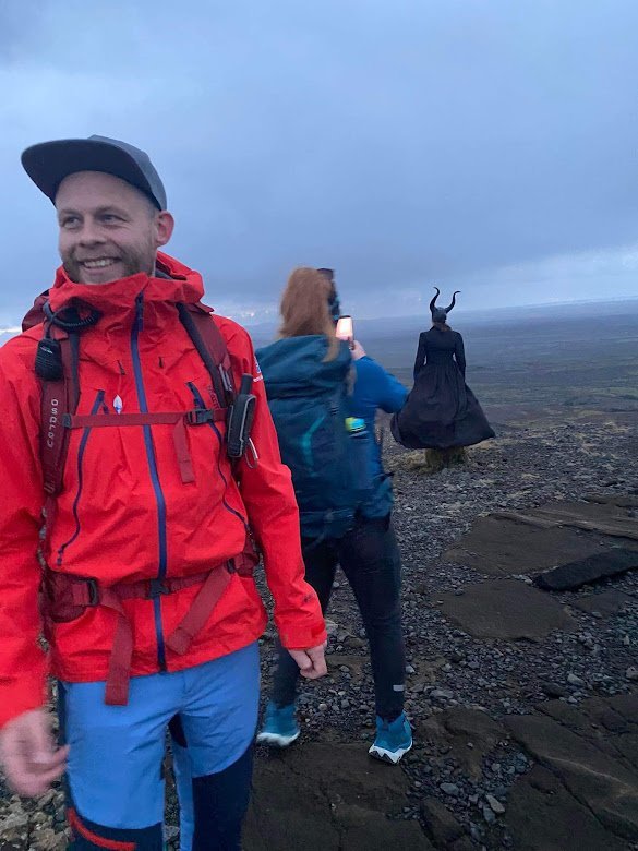 Árni sposkur, Vala tekur mynd