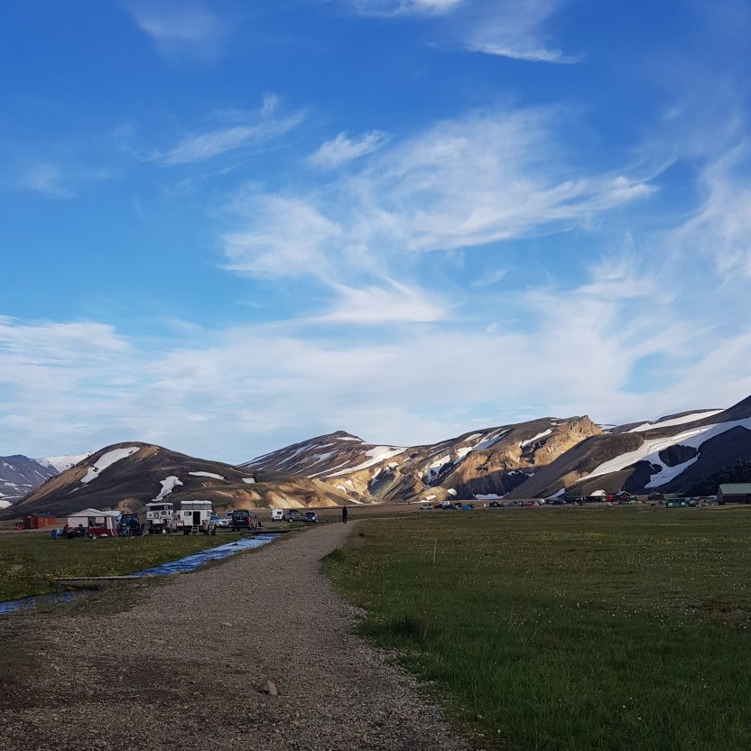 Gegið frá bílastæði í átt að skála