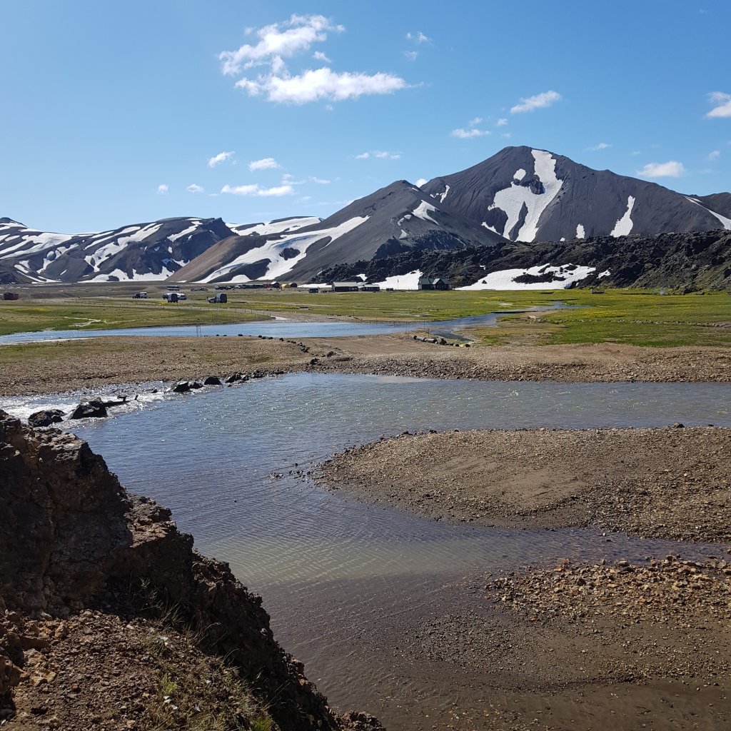 Frá bílastæði er um 600 m gangur að skálanum í Landmannalaugum