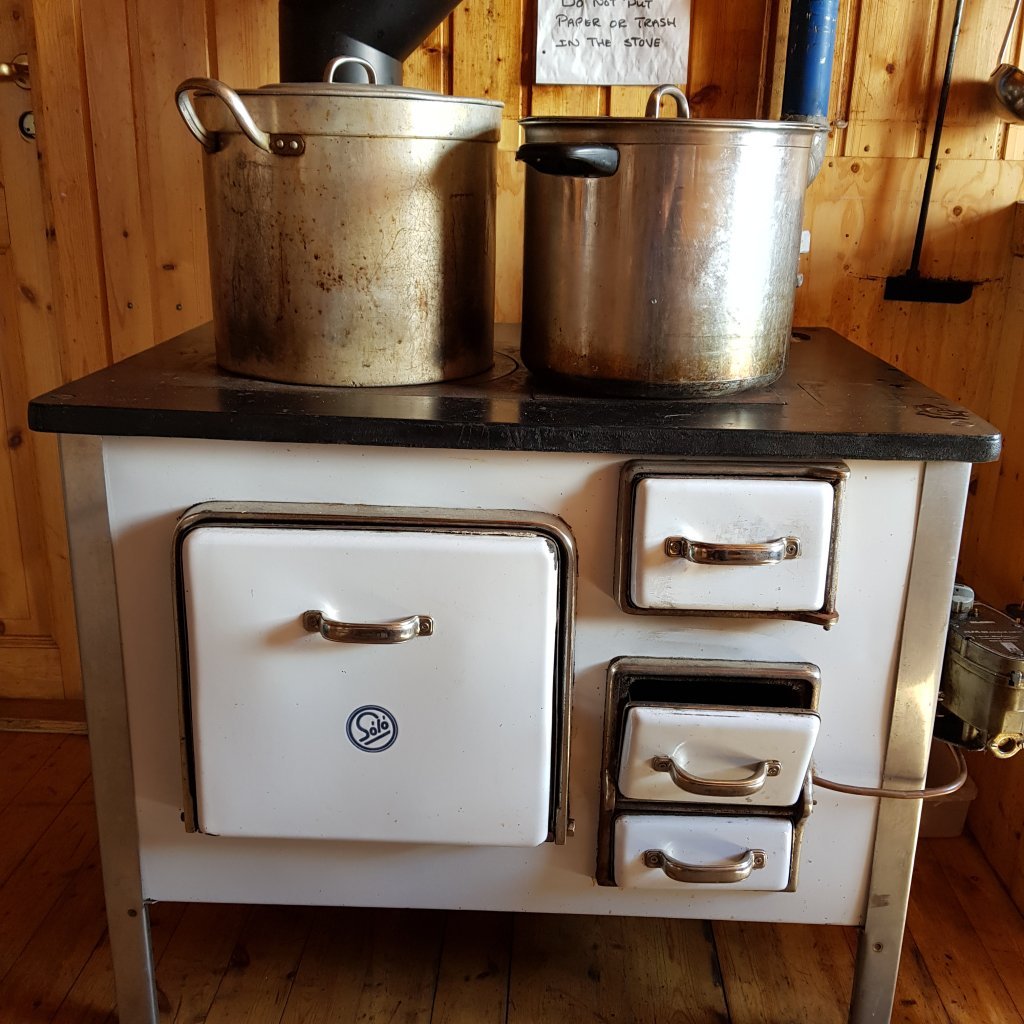 Hvanngil - kitchen. Hot water on the stove
