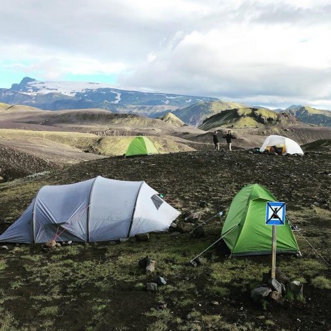 Mikilvægt starf skálaverða FÍ er að stuða að verndun náttúrunnar, m.a. með skiltum og fræðslu. Sumir virðast þurfa betri fræðslu en aðrir.