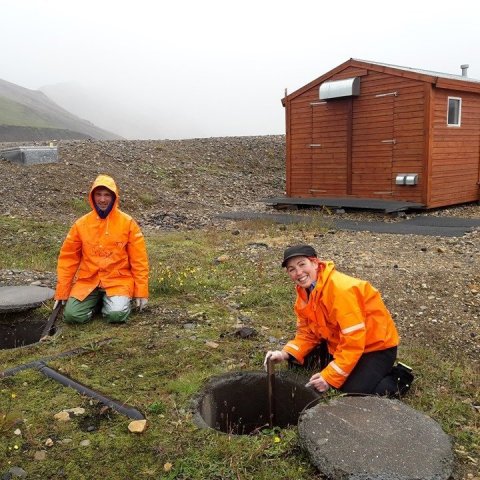 Staðan á rotþrónni tekin í Landmannalaugum