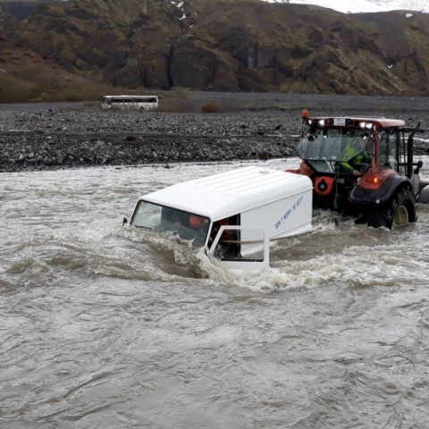 Bíll dreginn úr Krossá