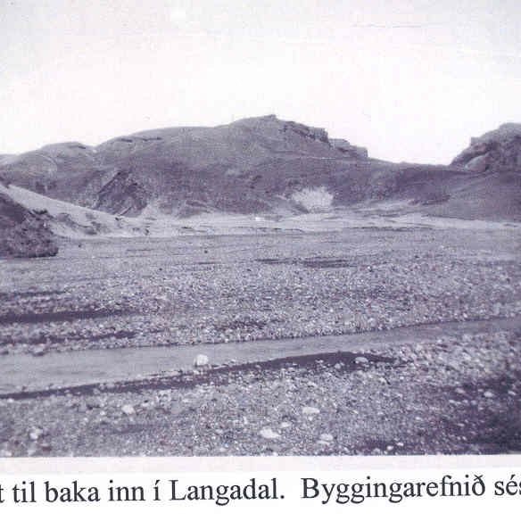 Horft til baka inn í Langadal. Byggingarefnið sést þar.