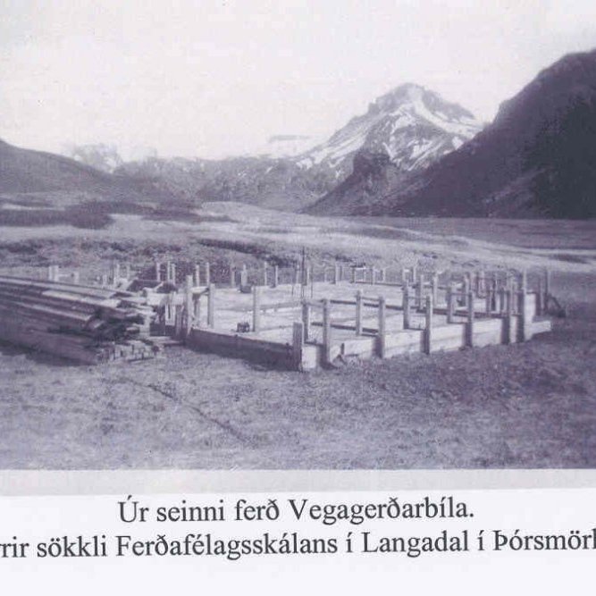 Úr seinni ferð Vegagerðarbíla. Uppsláttur fyrir sökkli Ferðafélagsskálans í Langadal í Þórsmörk í júní 1954.