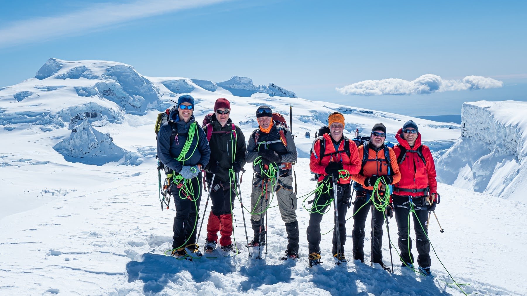 Þátttakendur í FÍ Alla leið á Hrútsfjallstindum sl. vor. 
 ( Ljósmyndir: Hermann Þór Snorrason )