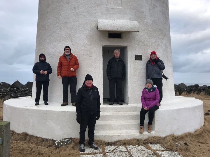 Eldri og heldri félagar í FÍ ganga saman sér til heilsubótar og gleði.