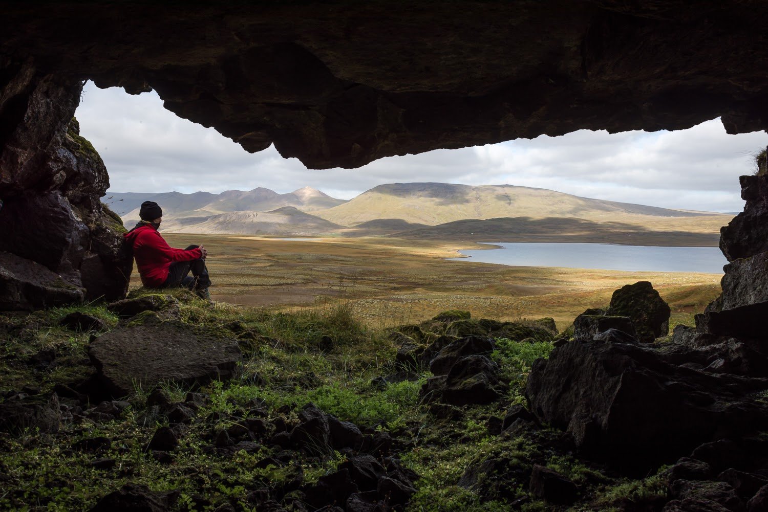 Guðnahellir undir Illaklifi skammt frá Leirvogsvatni. Það leynast margir fallegir og merkilegir staðir á Mosfellsheiði sem gaman er að skoða. 