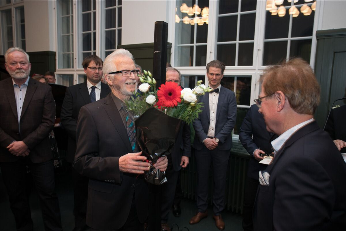 Ólafur Örn Haraldsson, forseti FÍ sæmir Hjörleif Guttormssyni nafnbótinni heiðursfélagi FÍ.