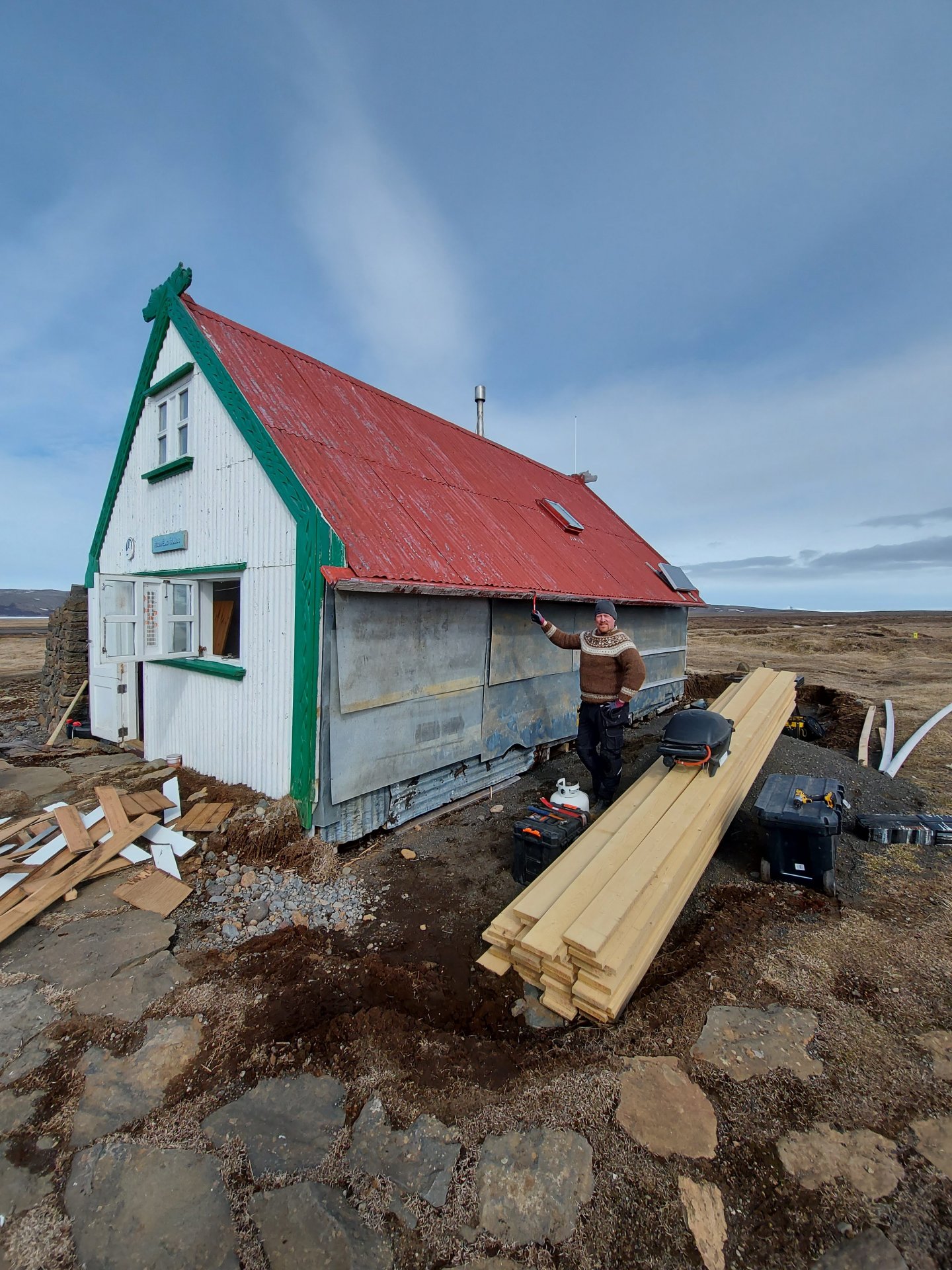 Í sumar verður suðurveggurinn í Hvítárnesi hlaðinn upp á ný og elsta hús Ferðafélagsins verður eins og nýtt um stund.