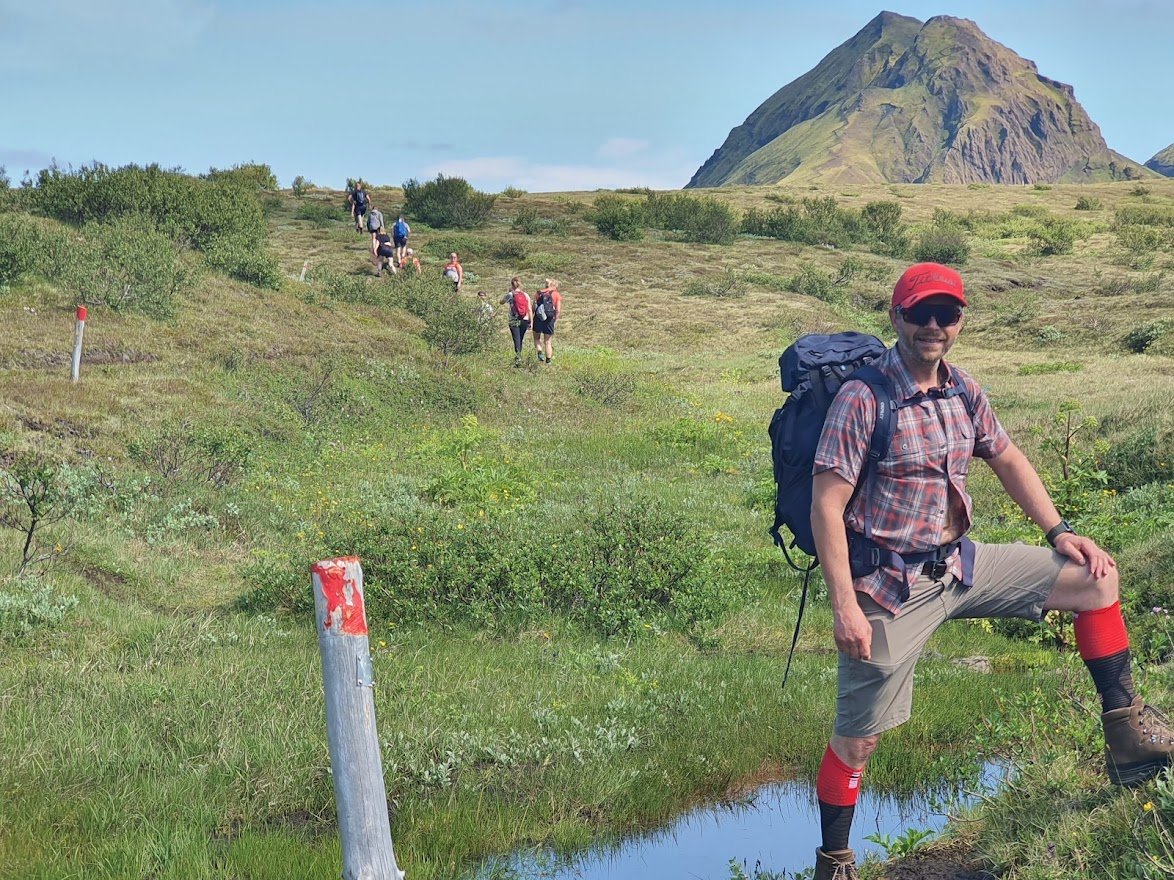 Góð gönguferð er allra meina bót. Þórsmörk er draumland margra ferðafélaga og Tindfjallahringurinn klassísk gönguleið í Mörkinni.  Hið tignarlega Rjúpnafell er hér í baksýn. 