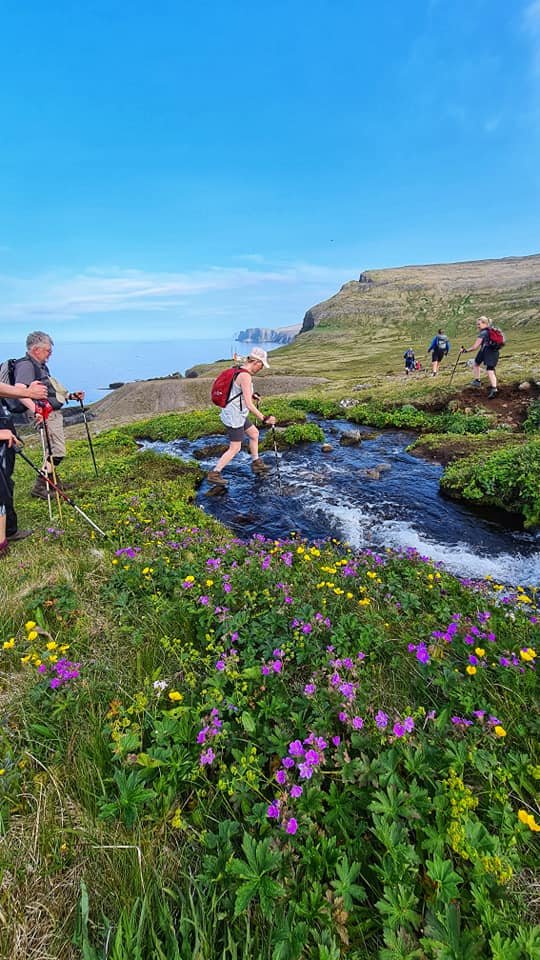 Ferðafélag Íslands hvetur alla til að huga að persónubundnum sóttvörnum og passa upp á fjarlægðarmörk.