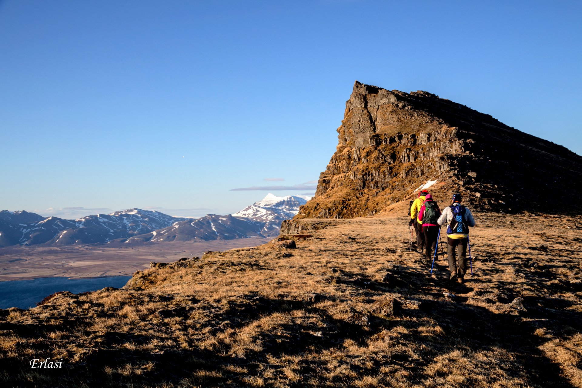 Höldum áfram að fara út að ganga en munum eftir sóttvarnareglum og fjarlægðarmörkum. 