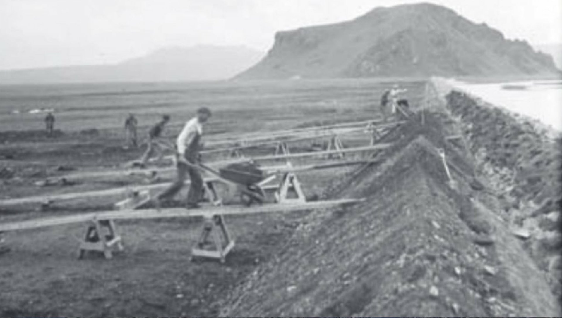 Varnargarðurinn frá Dímon hlaðinn með líkamsafli. 