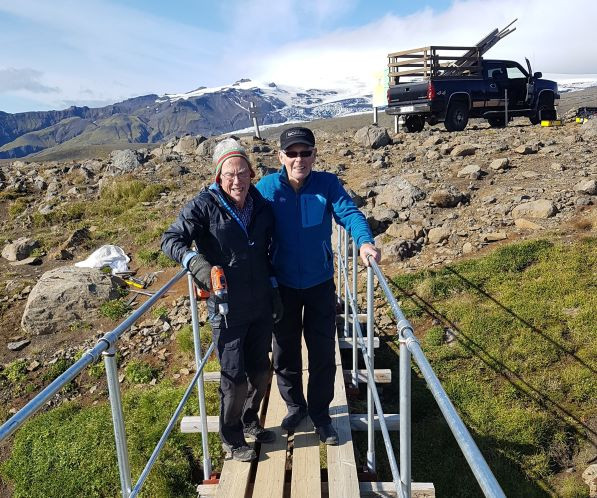 Valdimar G. Valdimarsson og Jóhannes Ellertsson við verklok