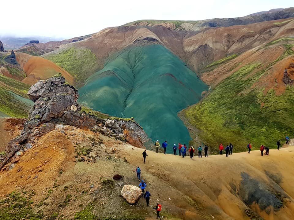 Göngugarpar á vegum FÍ við hinn rómaða Grænahrygg í Jökulgili við Landmannalaugar.