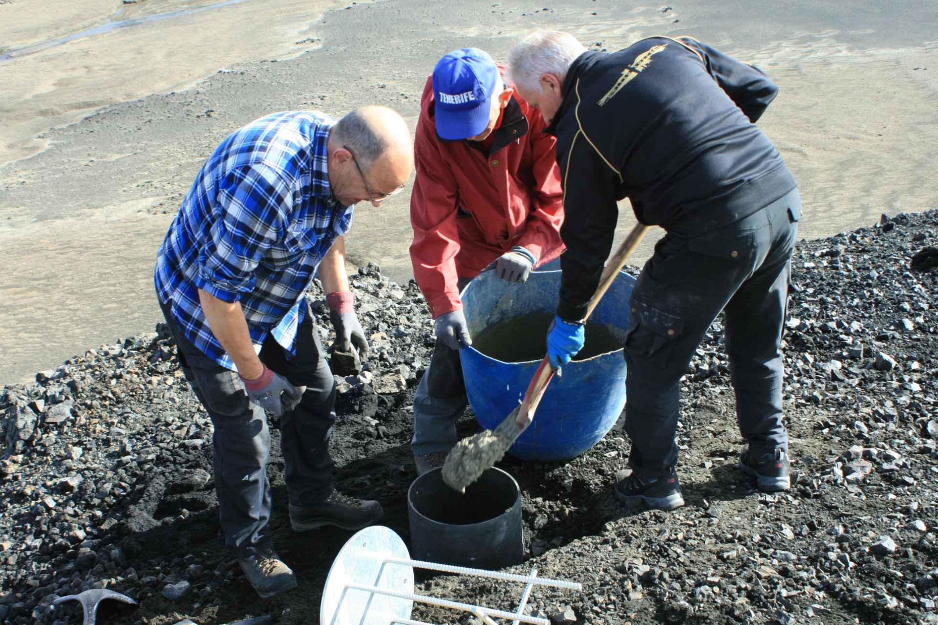 Steypt í undirstöðu hringsjárinnar þ. 3. sept. 2022. Mynd: Ingvar Teitsson.