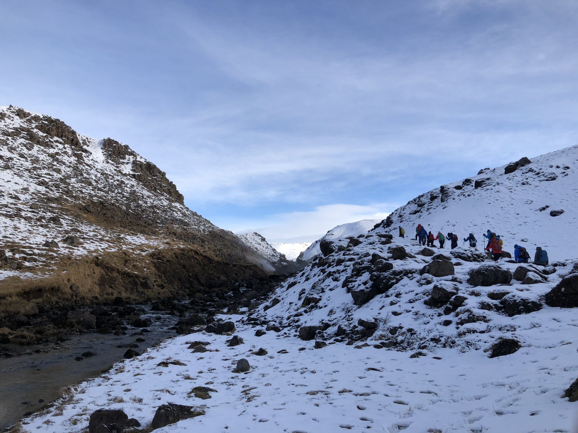 Göngufólk á leið um Grændal síðasta vetur. 