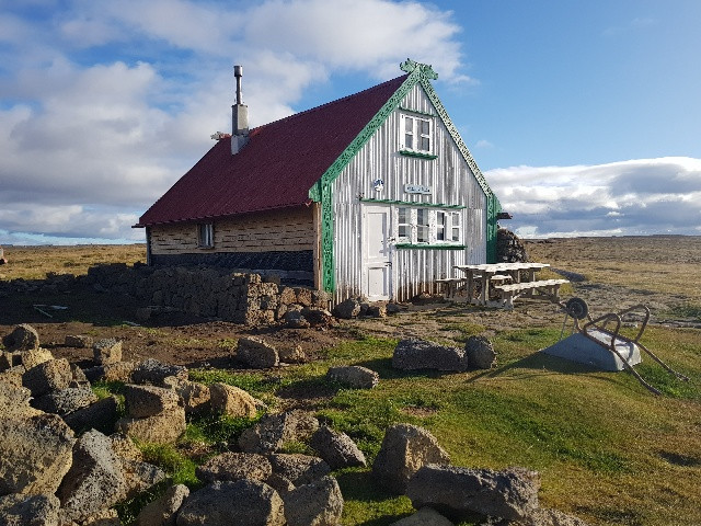 Nýja grjóthleðslan tekur á sig mynd. Búið er að endurnýja allan vegginn að innan sem utan.