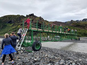 Krakkar í ferðafélagsferð hlaupa yfir nýja brú FÍ yfir Krossá sl. sumar. 