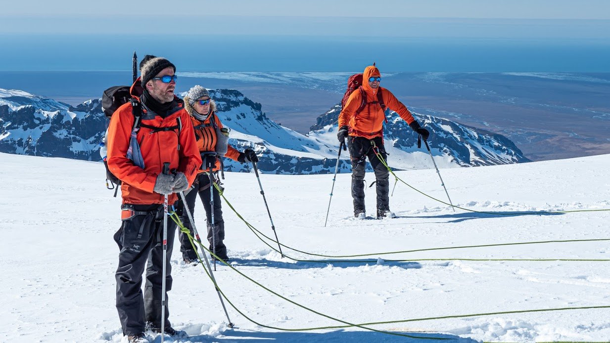 Á fjöllum er mikilvægt að vera í vönduðum góðum útivistarfatnaði.  FÍ hefur frábæra reynslu af Marmot, Artryx, Patagonia, Scarpa og fleiri vörumerkjum sem finna má í Fjallakofanum. 