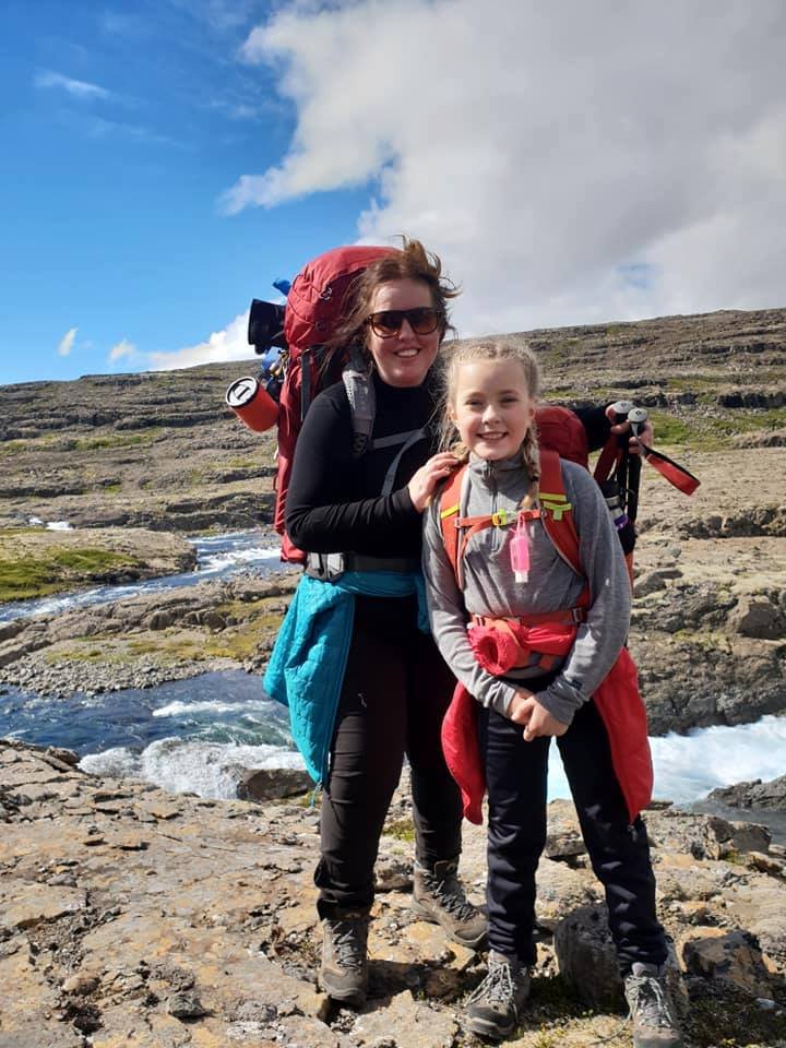 Mæðgurnar með góðum hópi við fossinn Drynjanda í Hvalá. Hópurinn fór með allt á bakinu úr Eyvindarfirði og upp á Ófeigsfjarðarheiði og gisti í tjöldum. 

